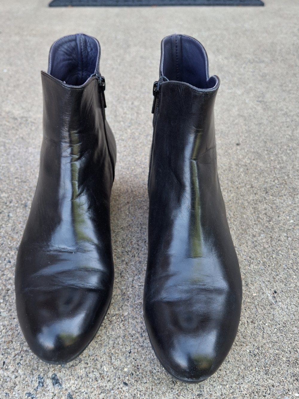 Van Eli Women's Black Leather Ankle Boots - Classic Zip Side Style, Size 9